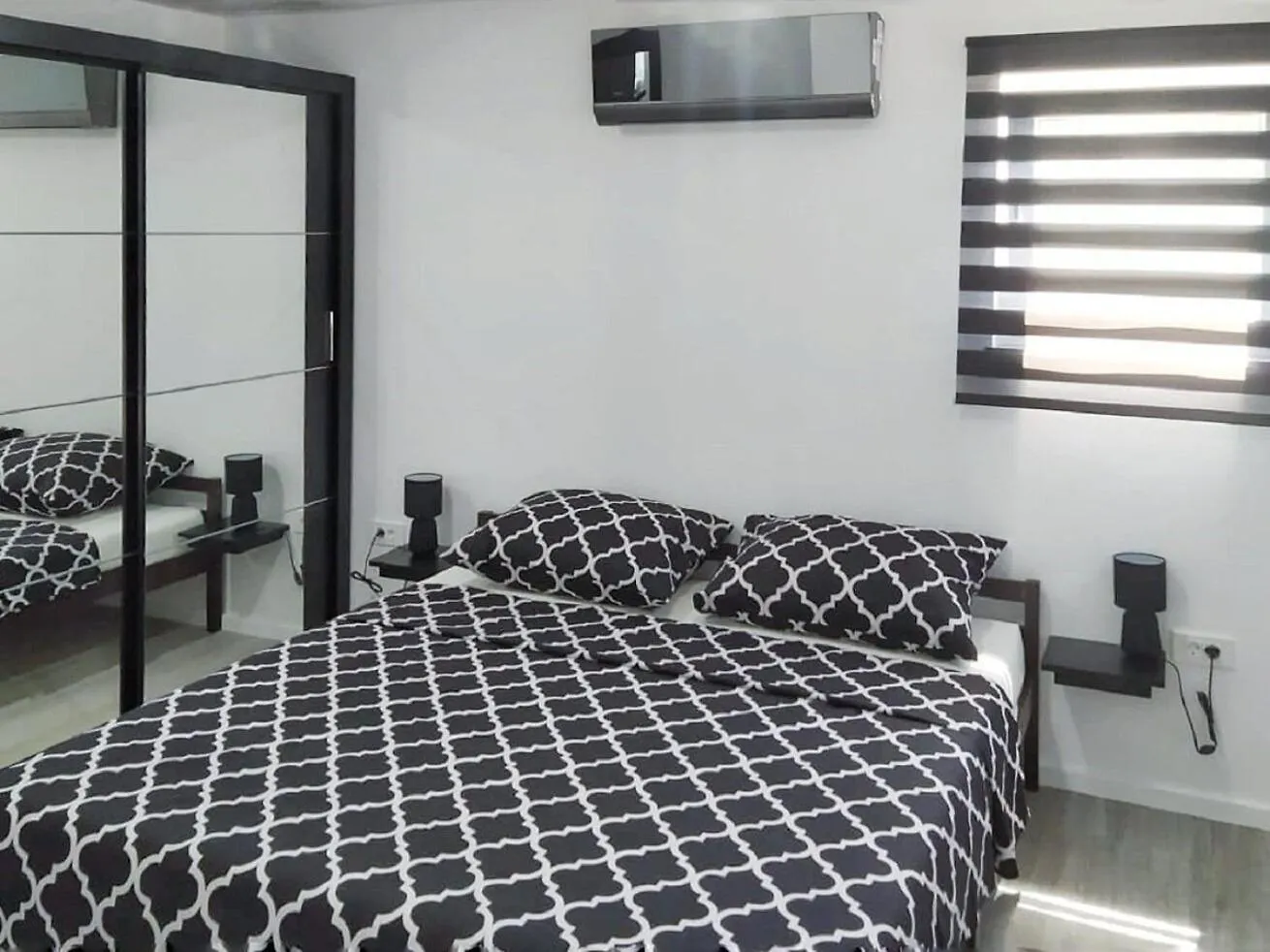 Apartments Fuzi - 50 M From Sea Bibinje 0*,